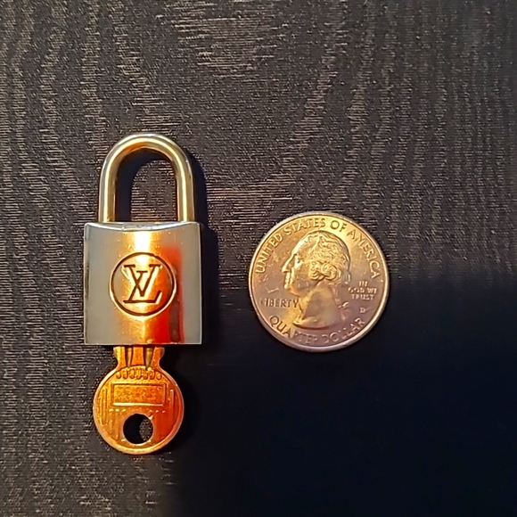 LV #225 Rare lock and key - Picture 1 of 4